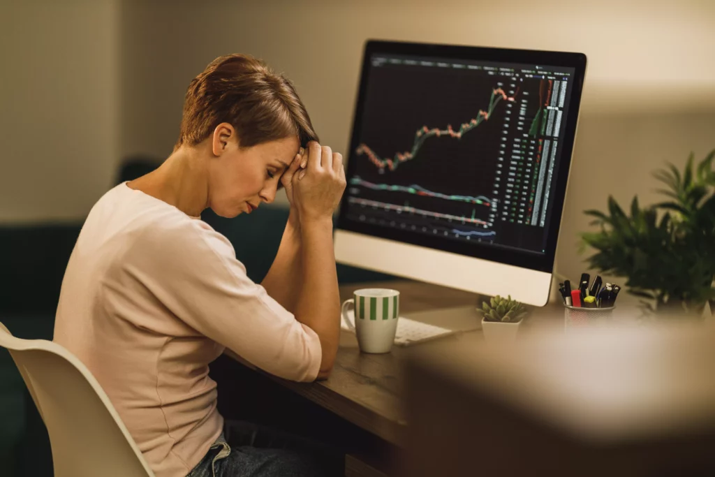 Femme stressée atteint d'un maux de tête