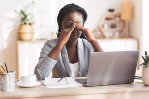 Femme étant épuisée mentalement face aux stress de la vie quotidienne