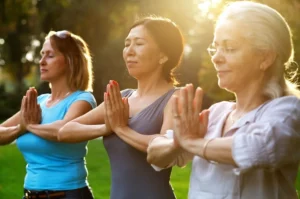 Groupes de femmes faisant du yoga, se relaxant grâce la sophrologie