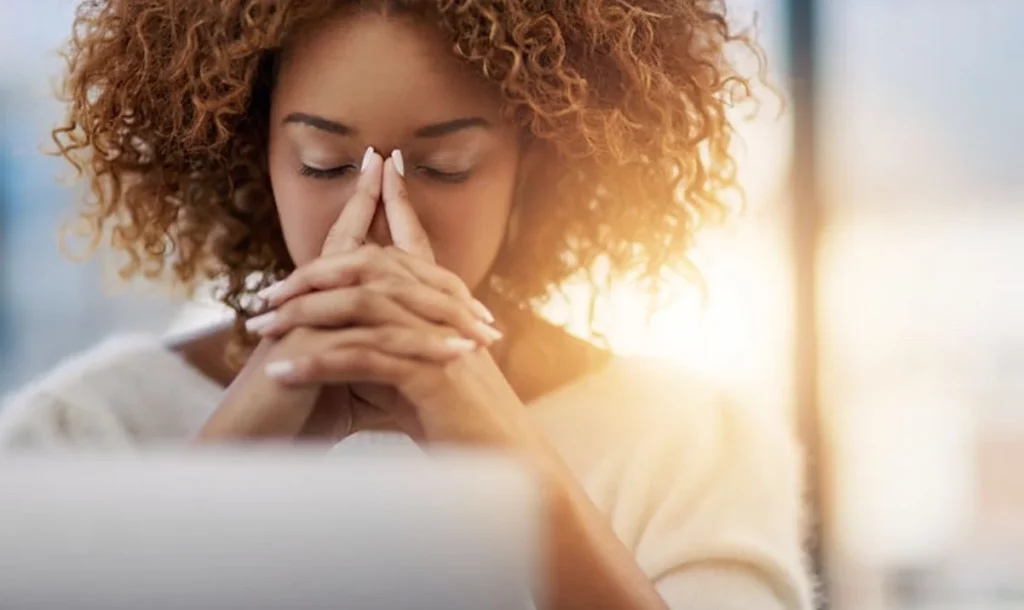 Femme étant atteint de stress