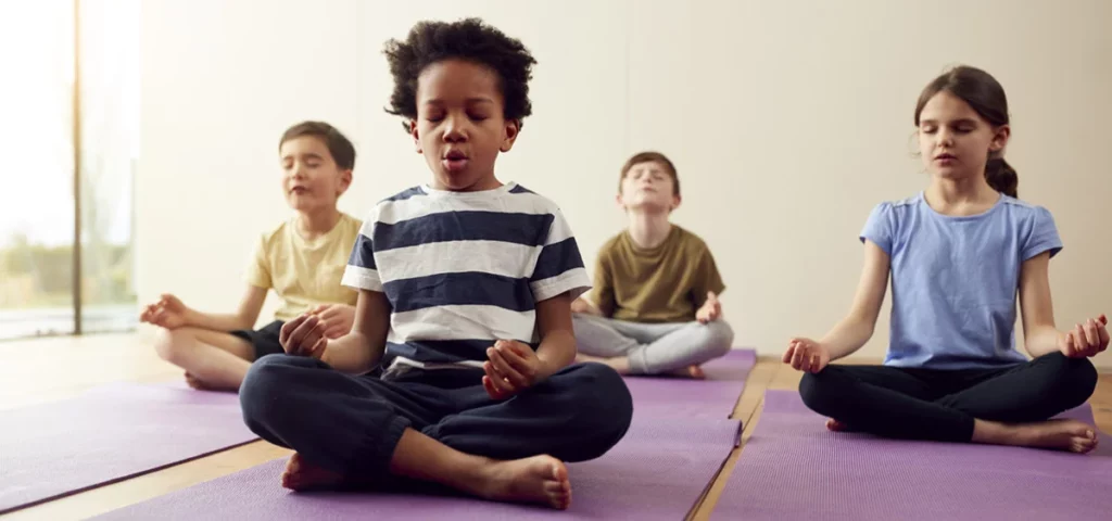 Exercice de relaxation et de détente avec des enfants