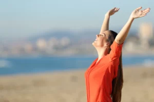 Exercice de respiration en plein air avec la sophrologie