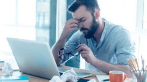 Homme étant atteint de stress à mal à la tête