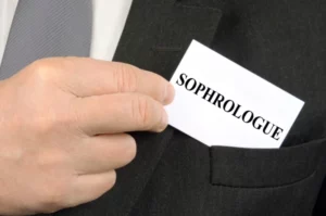 Sophrologue sortant sa carte de titre de sophrologue