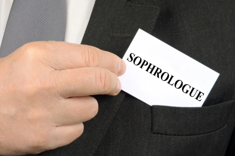 Sophrologue sortant sa carte de titre de sophrologue
