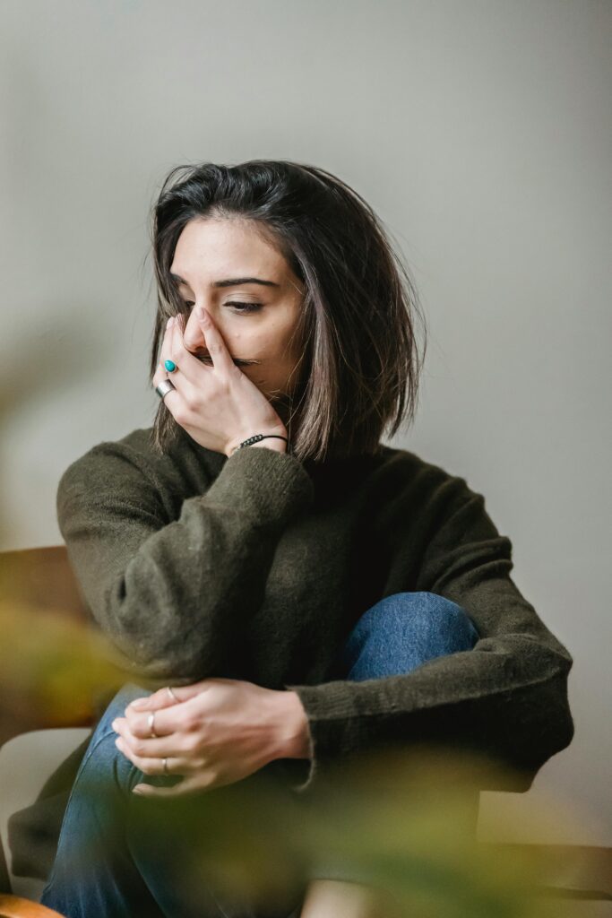 Une femme s'inquiétant du futur