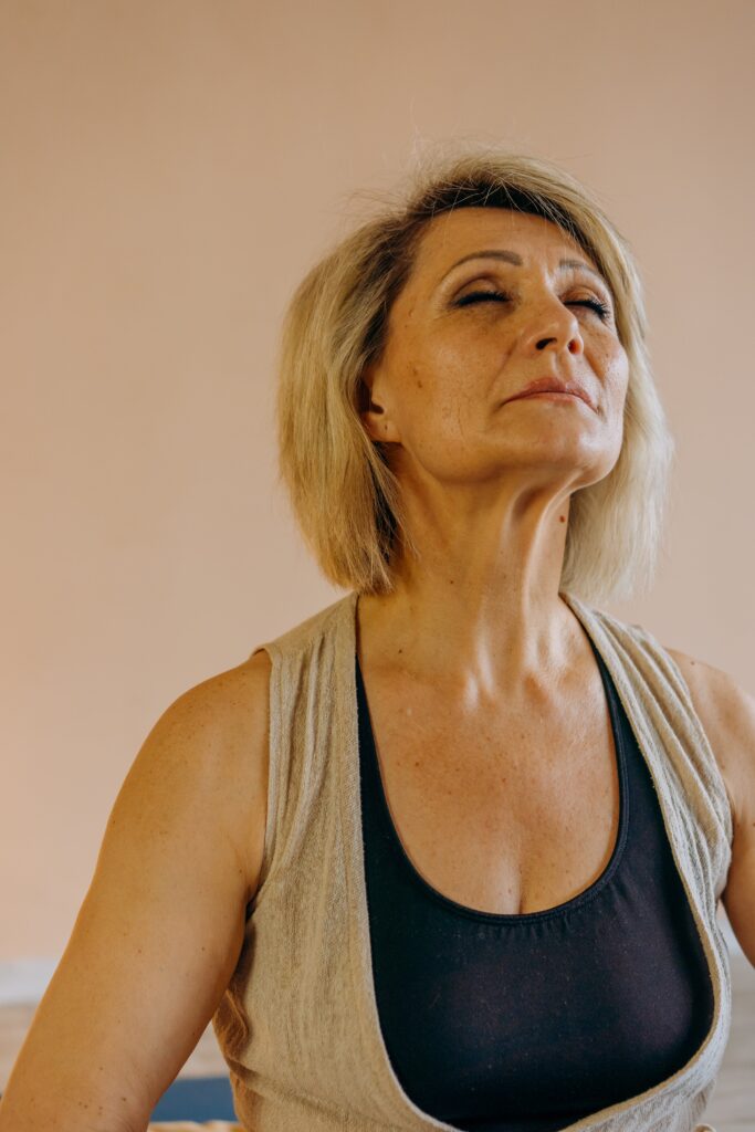 une femme pratiquant la meditation